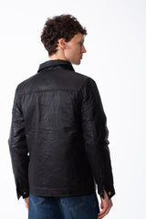 جاكيت مقاوم للماء للرجال بقصة Slim Fit، بياقة منتشرة، إغلاق أمامي بزر ضغط، قماش محكم الملمس مجعد، نقش بارز، جيوب رقع بأسلوب عملي