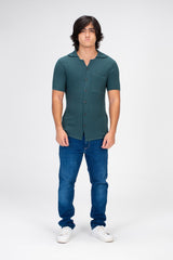 قميص بأكمام نصفية للرجال بأزرار وجيب أمامي ومادة مريحة