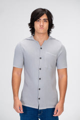 قميص بأكمام نصفية للرجال بأزرار وجيب أمامي ومادة مريحة