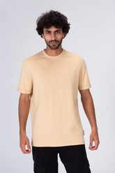 قميص أساسي بأكمام نصفية وياقة دائرية للرجال بخامات وتفاصيل مميزة