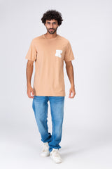 تيشيرت رجالي بياقة دائرية مع طباعة عصرية مميزة