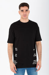 قميص رجالي واسع برقبة دائرية مع طباعة أمامية وخلفية مصنوع من خامة ميلتون صيفية