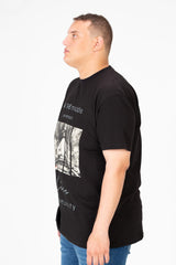 تي شيرت رجالي كبير الحجم برقبة دائرية وطبعة جرافيكية