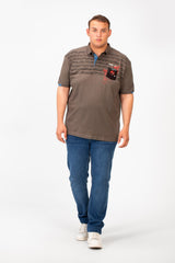 تي شيرت بولو رجالي كبير الحجم بأكمام قصيرة وطبعة أمامية وجيب