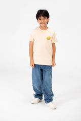 قميص بفتحة رقبة دائرية وطبعة نصية للأولاد