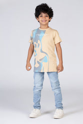 قميص بياقة دائرية وأكمام قصيرة مع طبعة نصفية للأولاد