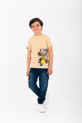 قميص بكم نصف مصنوع من قطن ناعم بياقة دائرية وطبعة أمامية مميزة للأولاد