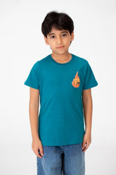 قميص بفتحة رقبة دائرية للأولاد مزخرف