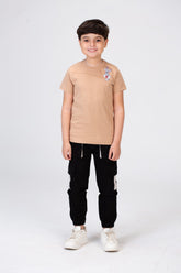 تيشيرت أولاد بياقة دائرية وأكمام قصيرة مع طبعة أرنب على الأمام