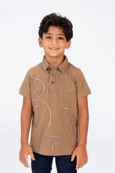 تيشيرت بولو أولاد بأكمام نصفية مطبوع على الأمام مصنوع من مادة بيكا مريحة