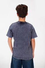 قميص أولاد بسيط برقبة دائرية مغسول