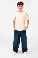 قميص بفتحة رقبة دائرية واسعة أساسي للصبيان