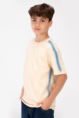 قميص بفتحة رقبة دائرية واسعة أساسي للصبيان