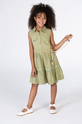 فستان بنات أخضر بقصة مع ياقة وجيوب أمامية مع حزام عند الخصر وأزرار ملونة من الأمام