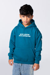 سويت شيرت بقبعة وأكمام طويلة وقصّة Slim Fit مريحة وفنية مع طبعة خلفية وجيوب كنغر أمامية للأولاد