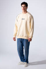 سويت شيرت رجالي بأكمام طويلة وياقة دائرية مطبوع على الصدر بقصة عادية وقماش ميلتون مريح