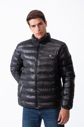 جاكيت مبطن رجالي بياقة واقفة عالية، سحاب كامل الطول متباين باللون الأسود، أساور مطاطية، جيبان جانبيان بفتحات دخول، مقاوم للماء