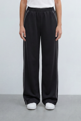 Women’s Tomato Store Brings Sporty Edge Contrast Piping Details Sweatpants