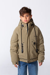 جاكيت حراري عصري بقبعة وأكمام طويلة وياقة عالية مع طبعة جانبية وجيوب للأولاد