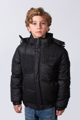 جاكيت مقاوم للماء بقبعة وأكمام طويلة وياقة عالية مع نقشة محبوكة وسحاب كامل وجيوب جانبية للأولاد