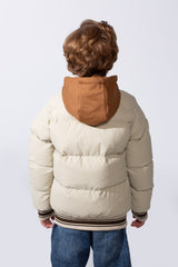 جاكيت مبطّن مقاوم للماء بقبعة وأكمام طويلة وياقة على طراز البيسبول مع طبعة صدرية وجيوب جانبية للأولاد