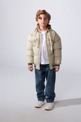 جاكيت مبطّن مقاوم للماء بقبعة وأكمام طويلة وياقة على طراز البيسبول مع طبعة صدرية وجيوب جانبية للأولاد