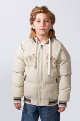 جاكيت مبطّن مقاوم للماء بقبعة وأكمام طويلة وياقة على طراز البيسبول مع طبعة صدرية وجيوب جانبية للأولاد