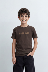 تي شيرت أولاد من توميتو ستور بسيط مع تفاصيل طباعة "Game Over" بارزة