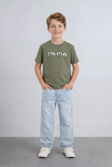 قميص تي شيرت جرافيك لصبي بطباعة نص في الوسط ومظهر أمامي نظيف من توميتو ستور