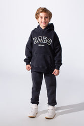 طقم رياضي مريح بقبعة وقصّة Slim Fit وسويت شيرت بأكمام طويلة مع نقشة مغسولة وجيوب كنغر أمامية ميلتون للأولاد