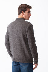 كنزة رجالية ضيقة Slim Fit بأكمام طويلة، ياقة عالية، قماش محبوك عملي، تصميم شريط أمامي، أساسية ومثالية للطبقات