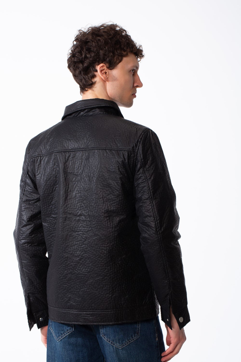جاكيت مقاوم للماء للرجال بقصة Slim Fit، بياقة منتشرة، إغلاق أمامي بزر ضغط، قماش محكم الملمس مجعد، نقش بارز، جيوب رقع بأسلوب عملي