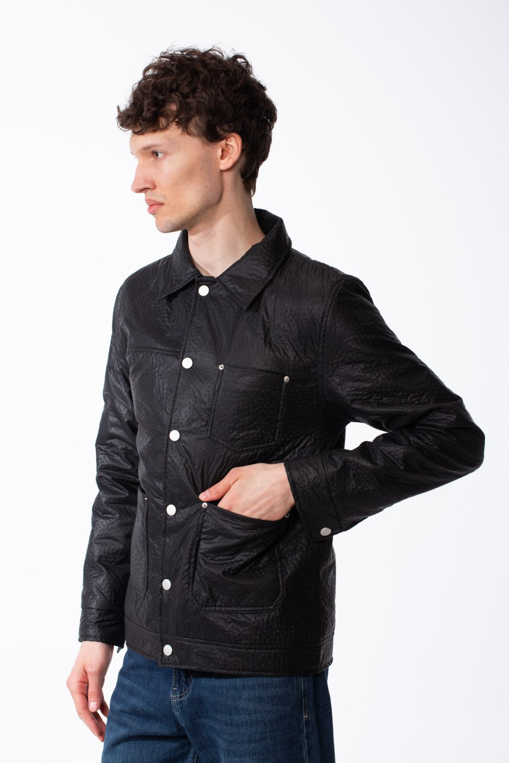 جاكيت مقاوم للماء للرجال بقصة Slim Fit، بياقة منتشرة، إغلاق أمامي بزر ضغط، قماش محكم الملمس مجعد، نقش بارز، جيوب رقع بأسلوب عملي