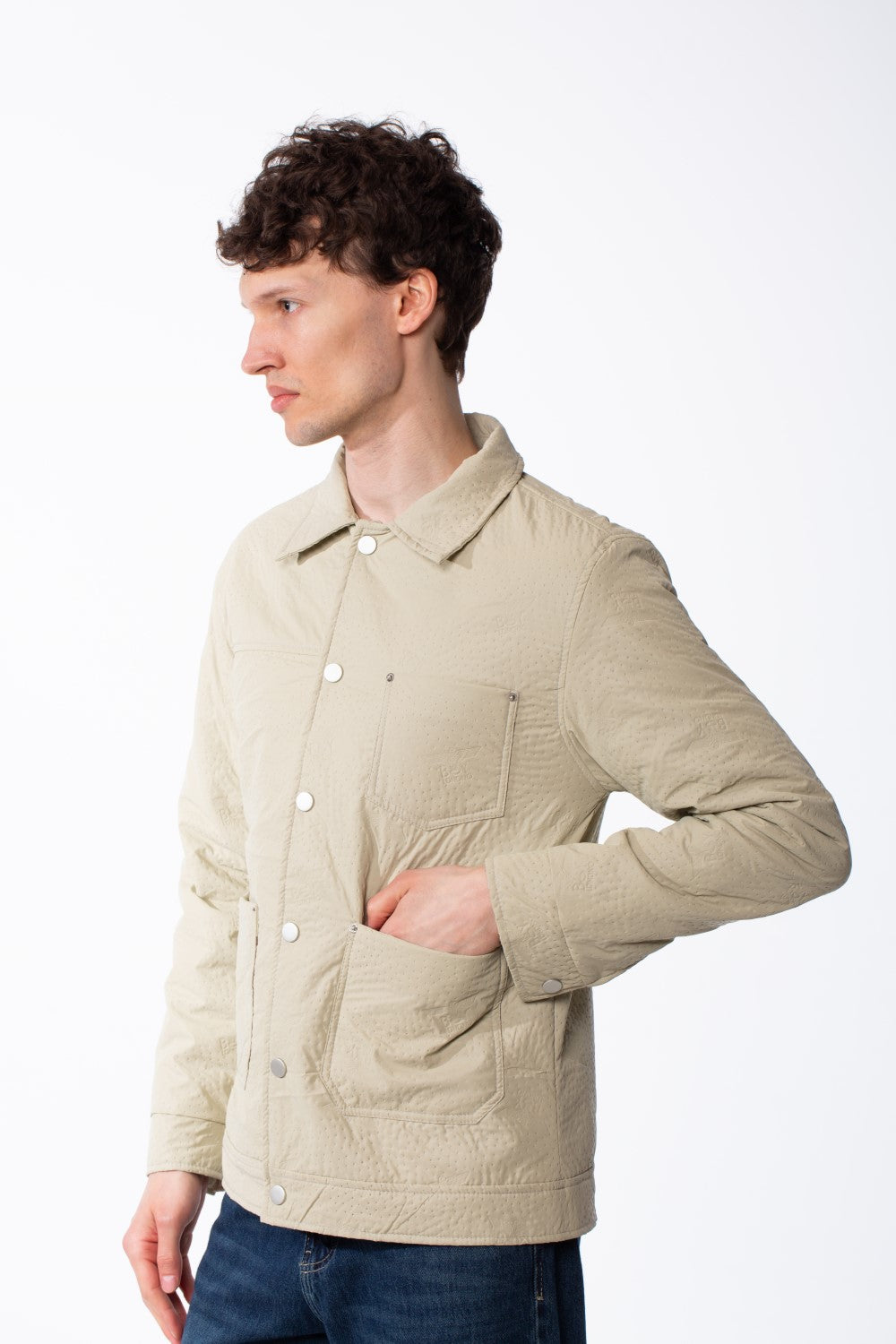 جاكيت مقاوم للماء للرجال بقصة Slim Fit، بياقة منتشرة، إغلاق أمامي بزر ضغط، قماش محكم الملمس مجعد، نقش بارز، جيوب رقع بأسلوب عملي