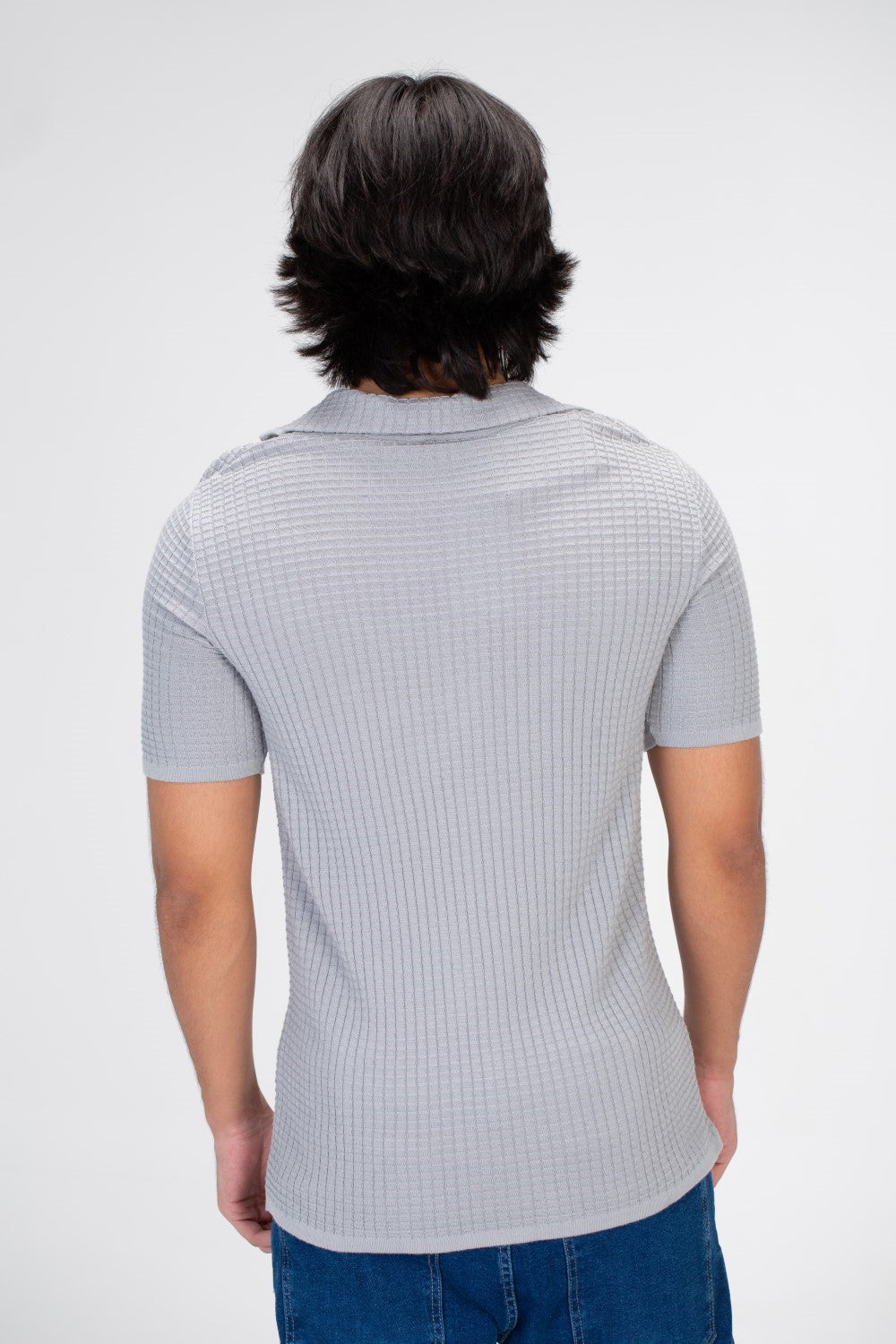 قميص بأكمام نصفية للرجال بأزرار وجيب أمامي ومادة مريحة