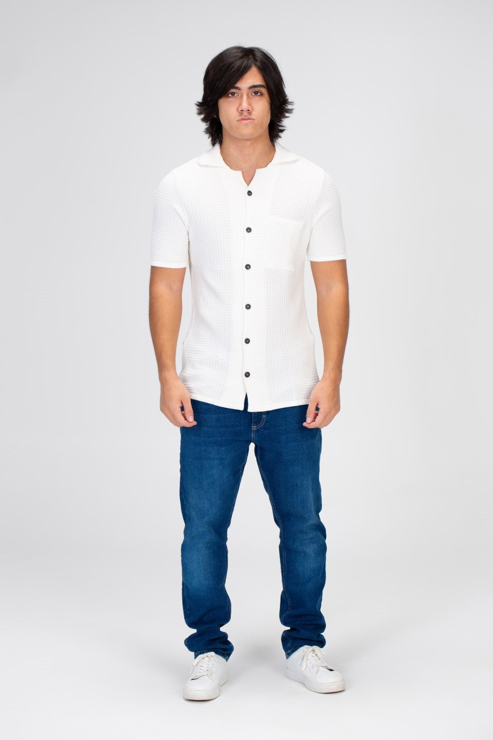 قميص بأكمام نصفية للرجال بأزرار وجيب أمامي ومادة مريحة