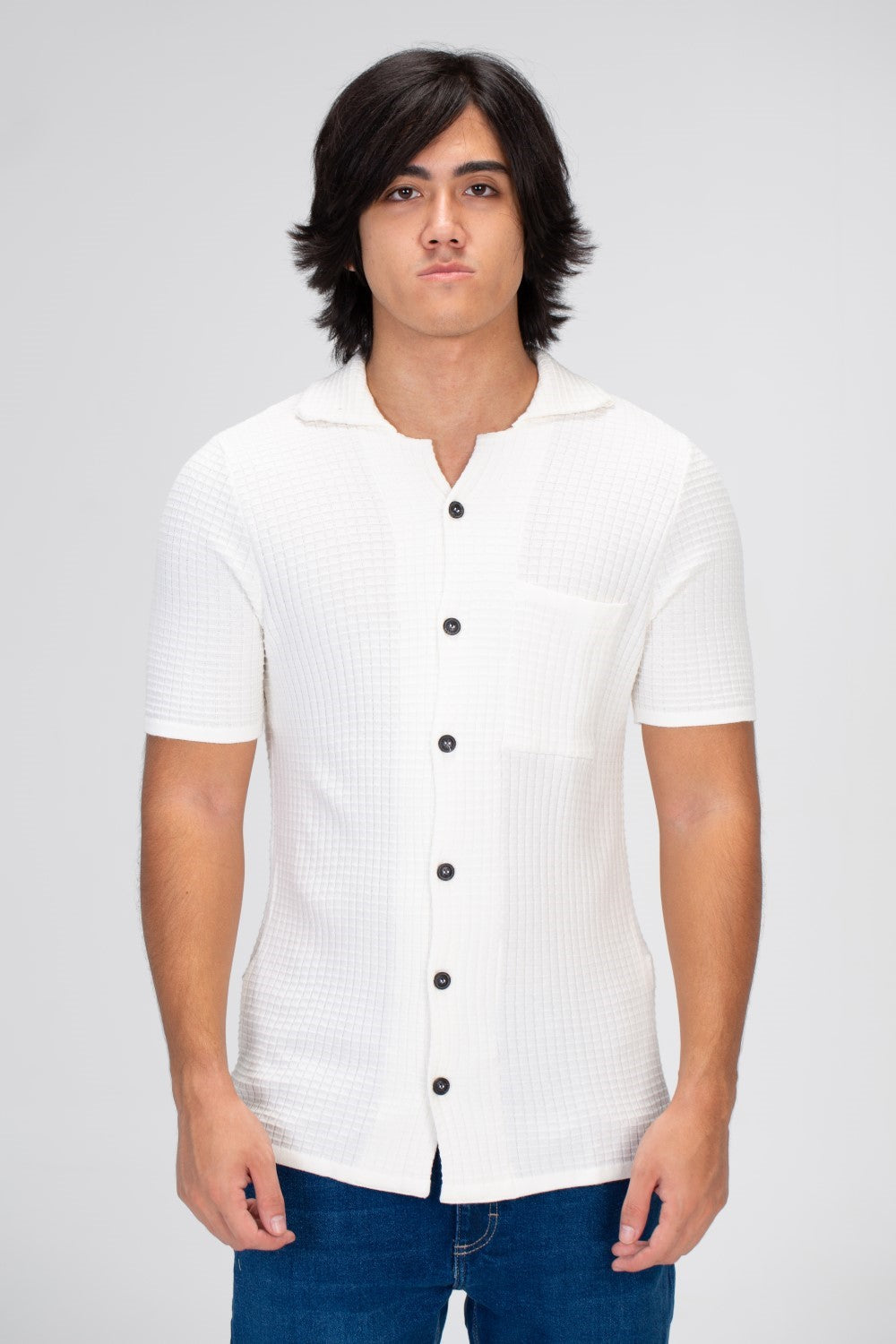 قميص بأكمام نصفية للرجال بأزرار وجيب أمامي ومادة مريحة