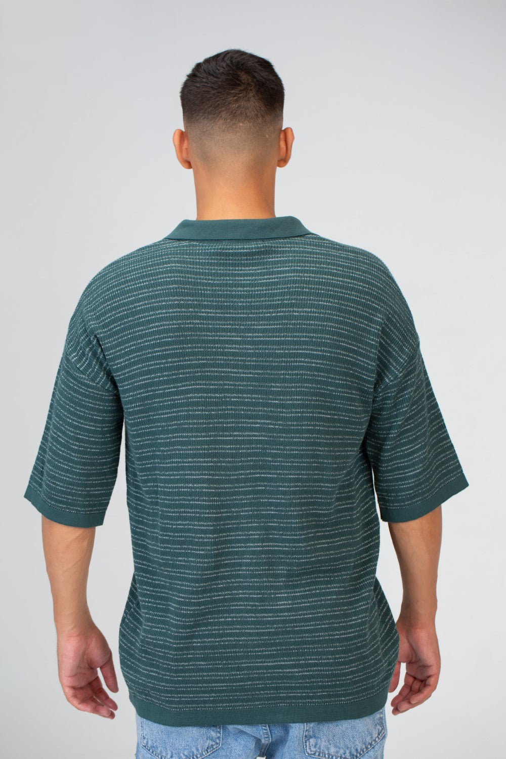 قميص تريكو مخطط بأكمام نصفية للرجال بخامة مريحة وعملية