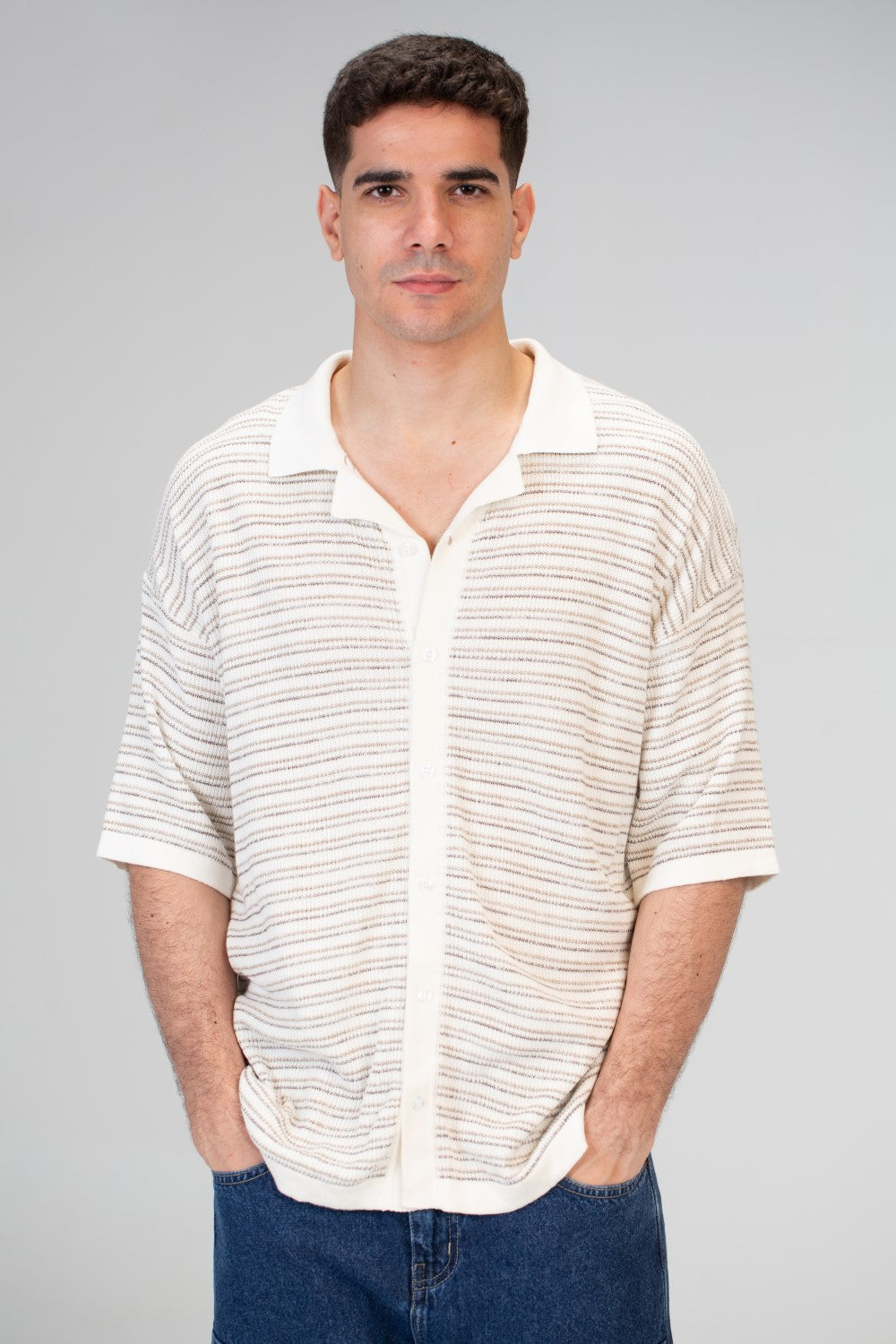 قميص تريكو مخطط بأكمام نصفية للرجال بخامة مريحة وعملية