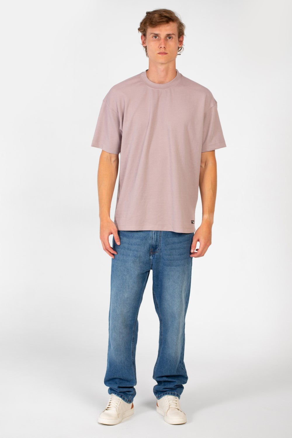 تيشيرت رجالي بياقة دائرية وأكمام قصيرة بقصة عادية بألوان أساسية