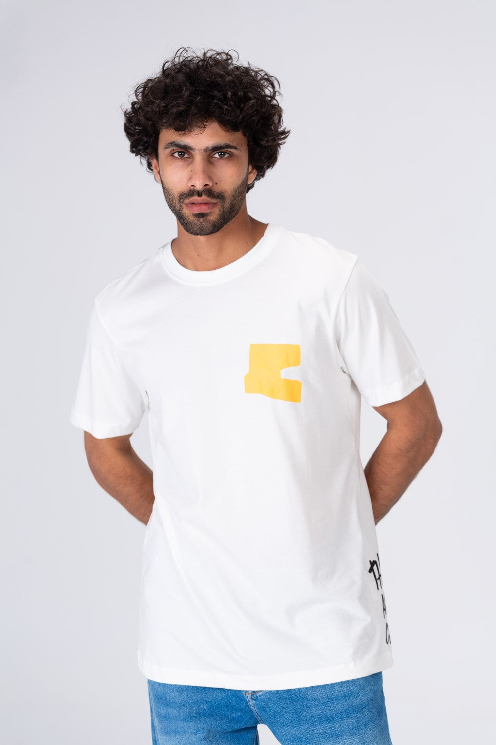 تيشيرت رجالي بياقة دائرية مع طباعة عصرية مميزة