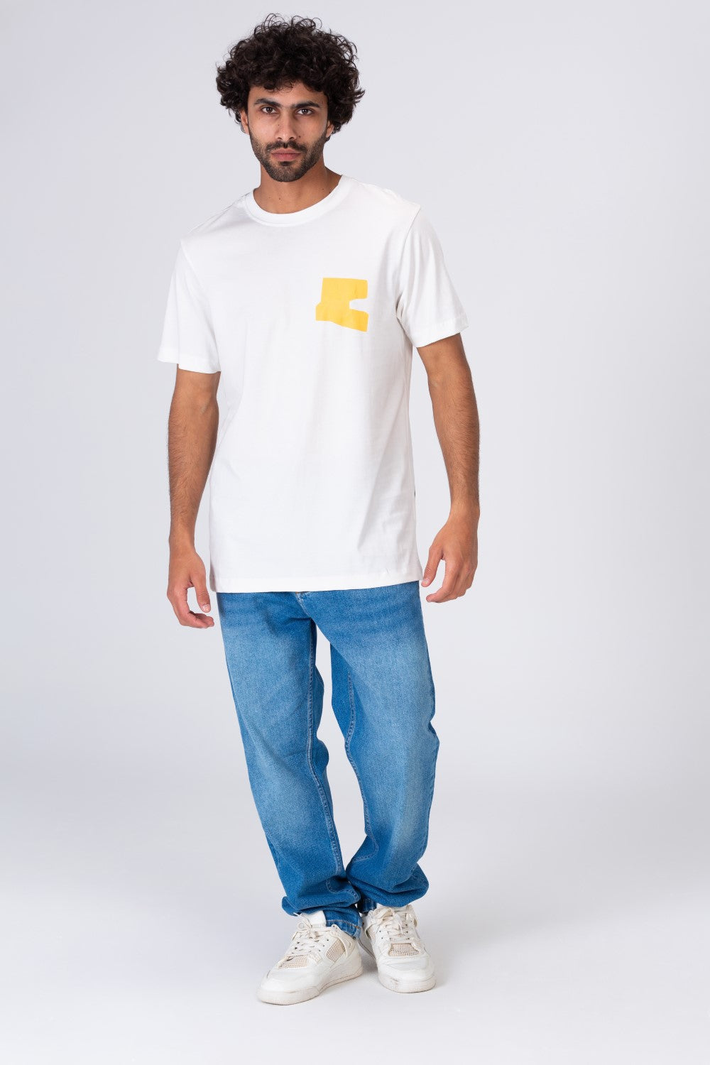 تيشيرت رجالي بياقة دائرية مع طباعة عصرية مميزة