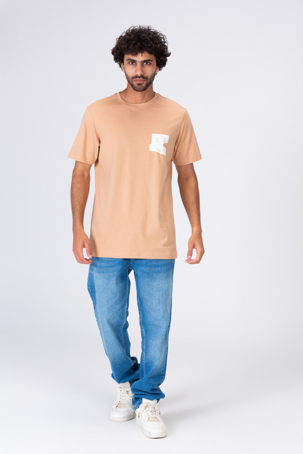 تيشيرت رجالي بياقة دائرية مع طباعة عصرية مميزة