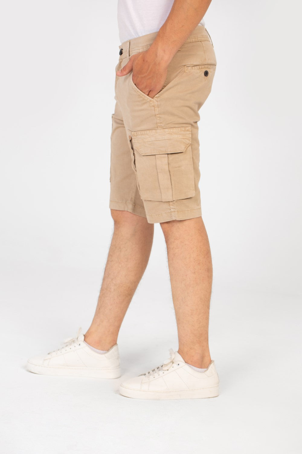 شورت رجالي Tomato من الجاباردين بجيوب جانبية بتصميم عصري