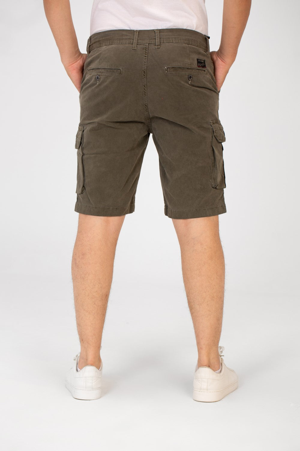 شورت رجالي Tomato من الجاباردين بجيوب جانبية بتصميم عصري