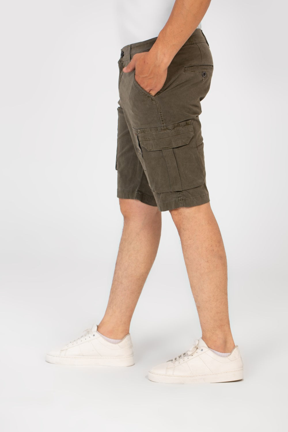 شورت رجالي Tomato من الجاباردين بجيوب جانبية بتصميم عصري