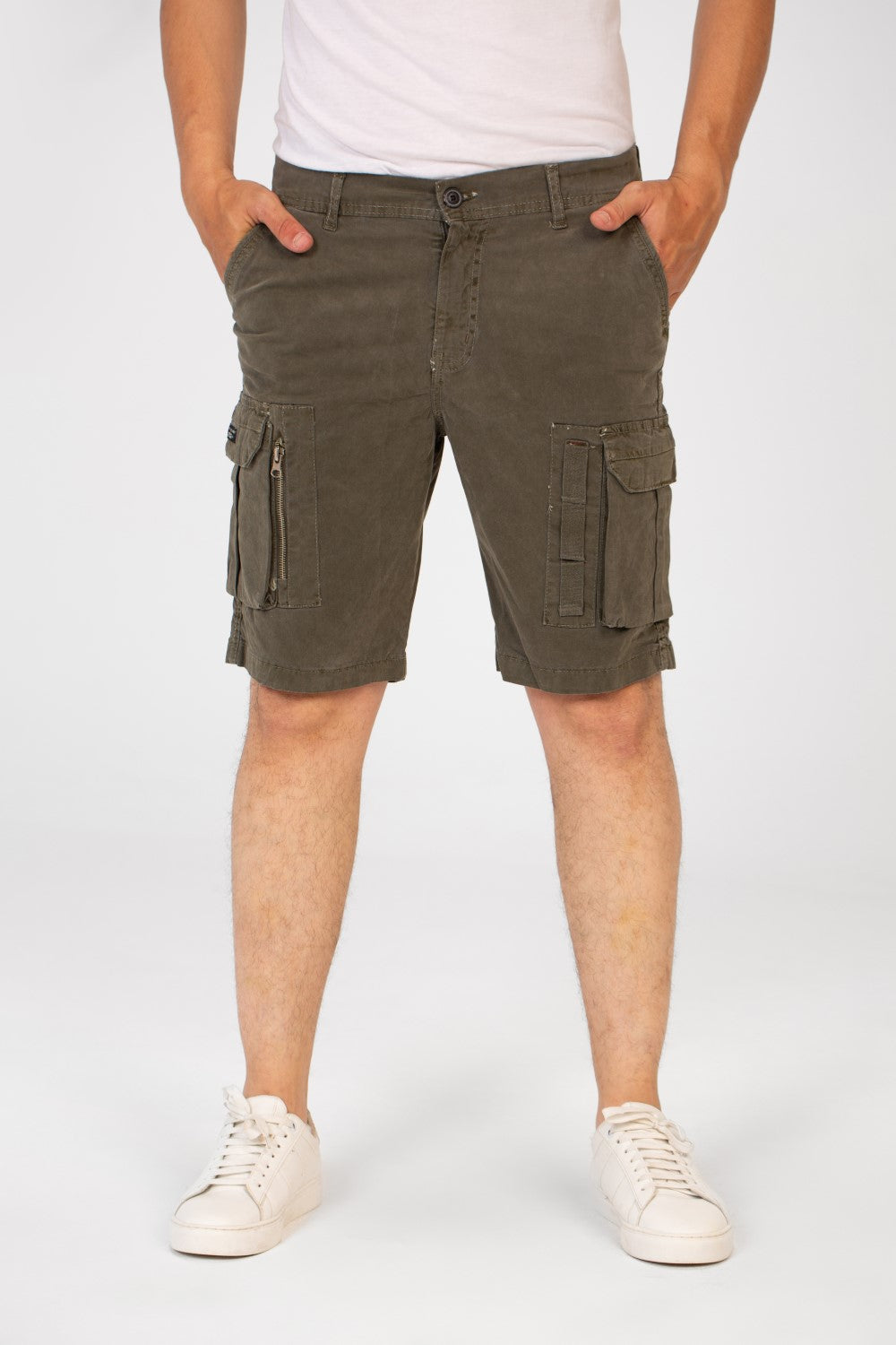 شورت رجالي Tomato من الجاباردين بجيوب جانبية بتصميم عصري