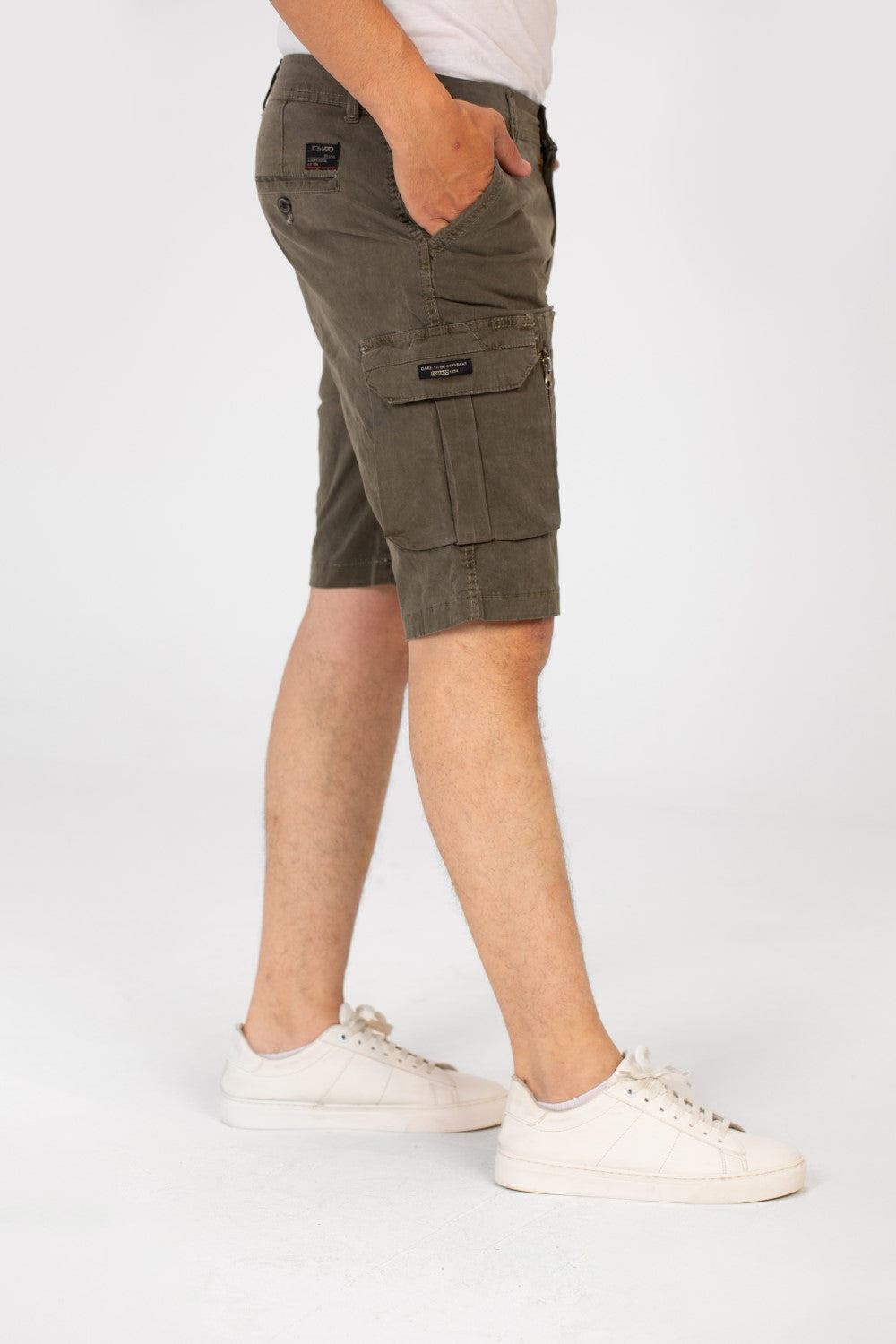 شورت رجالي Tomato من الجاباردين بجيوب جانبية بتصميم عصري