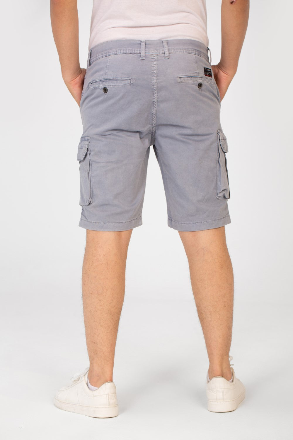 شورت رجالي Tomato من الجاباردين بجيوب جانبية بتصميم عصري