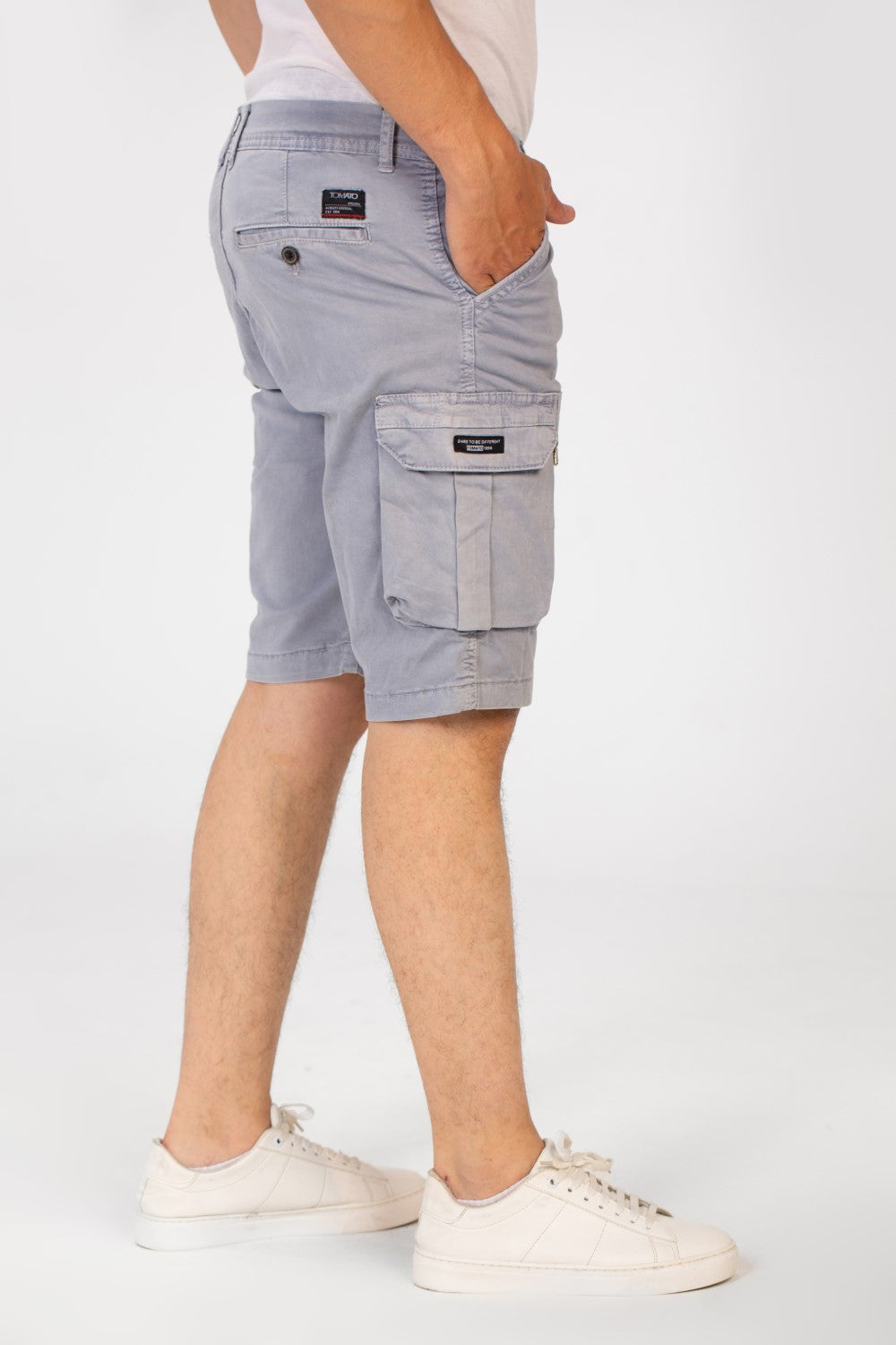 شورت رجالي Tomato من الجاباردين بجيوب جانبية بتصميم عصري